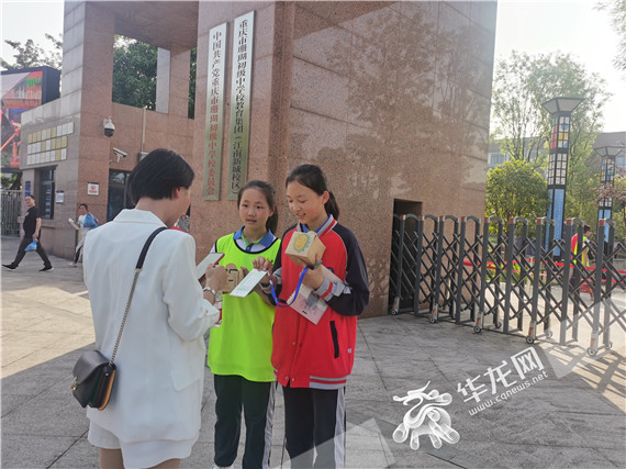 珊瑚中学的孩子们把自己的“彩豆”带到学校门口义卖 李晓慧 摄