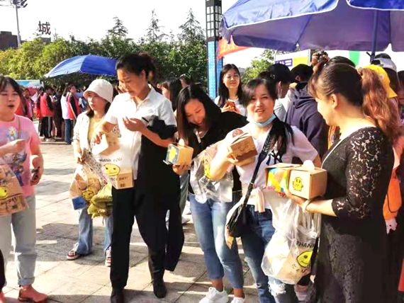 家长们满载而归 珊瑚中学供图 华龙网发