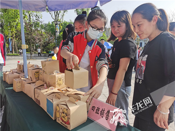 家长们在义卖现场与孩子们互动 李晓慧 摄