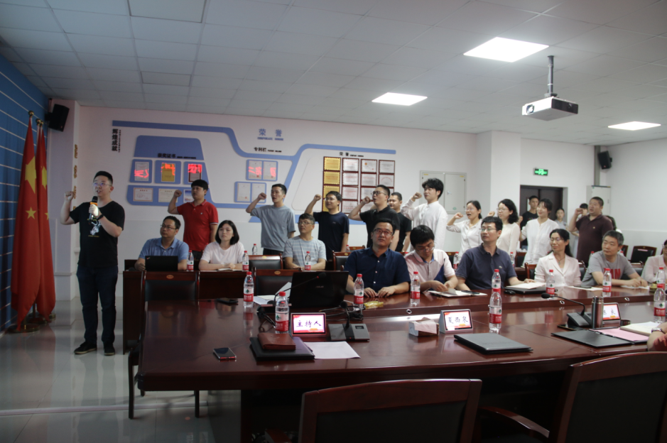 “高校教师也要拜师” 重庆电子工程职业学院二级学院举行“师徒结对”拜师仪式