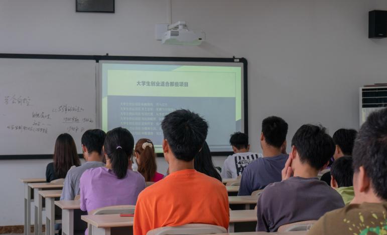 重庆青年职院人工智能学院创新创业培训讲座助力学子扬帆起航