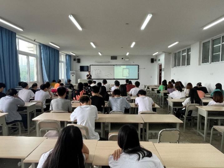 重庆市青年职业技术学院简历制作与面试技巧培训讲座顺利开展