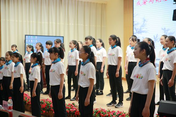 “珊瑚娃”带来精彩合唱表演 珊瑚实验小学供图 华龙网发