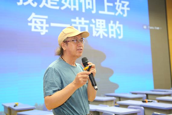 四川省陶行知研究会副会长、成都示范学院教授刘裕权对本次活动进行总结 珊瑚实验小学供图 华龙网发