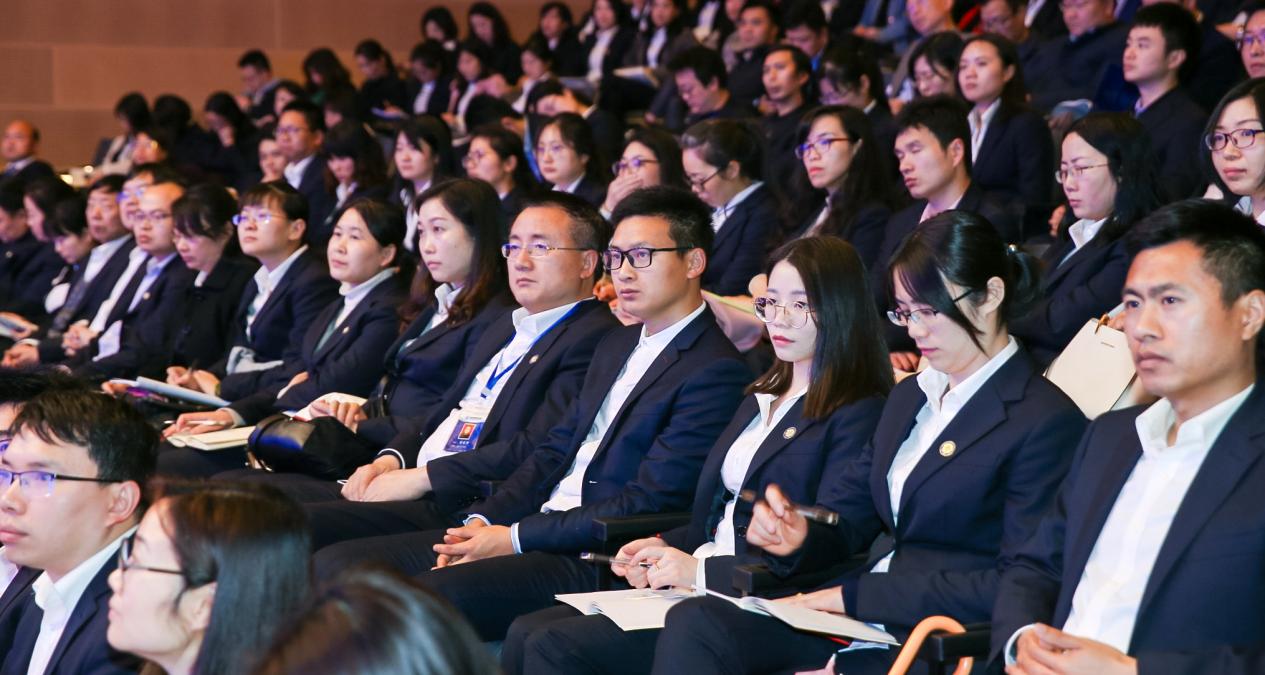 学校组织教师开展业务学习与培训