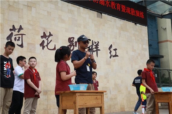 3重庆巅峰救助安全防卫学院拓展部培训教官陈洋为学生讲解防溺水知识 学校供图 华龙网发