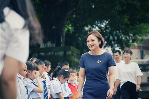 10学校领导与孩子们问好 学校供图 华龙网发