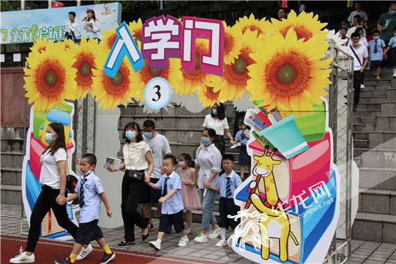1学生迈过入学门 幸雨函 摄