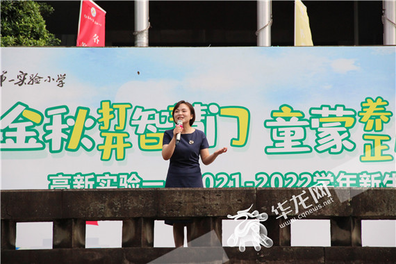 8校长送祝福 幸雨函 摄