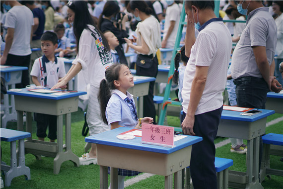 6家长为孩子戴手环 学校供图 华龙网发