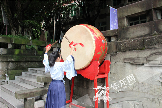 4学生击鼓鸣智 幸雨函 摄