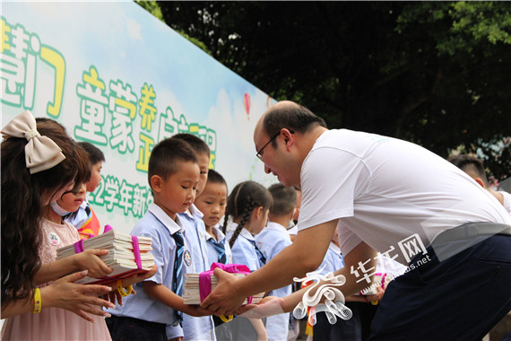 9学校领导赠入学礼物 幸雨函 摄