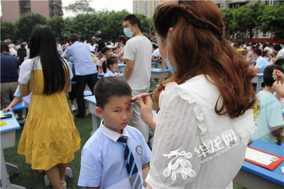 3家长为孩子点朱砂 幸雨函 摄
