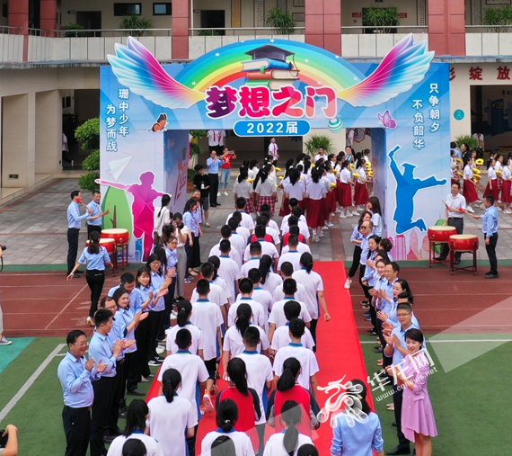 同学们有序迈入梦想之门 黄刚 摄