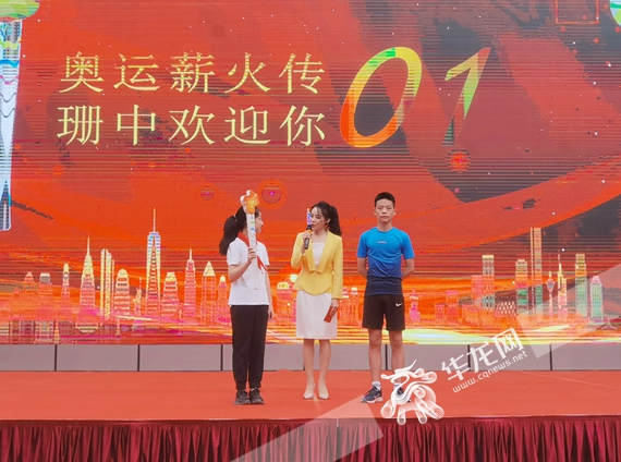 以传递火炬的方式来激励师生振奋精神、锐意进取 黄刚 摄
