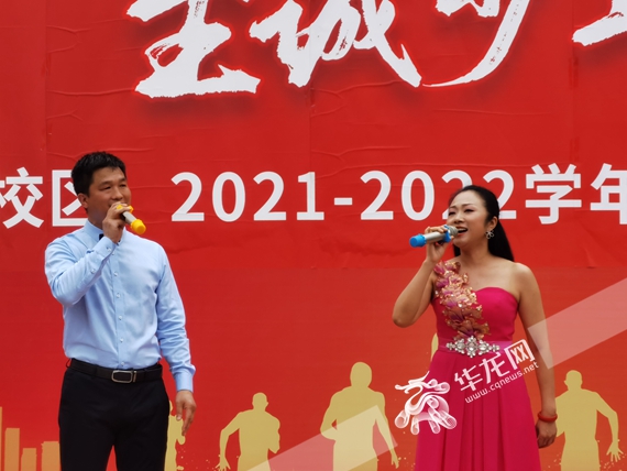 珊中教师(左)与家长同台献唱 黄刚 摄