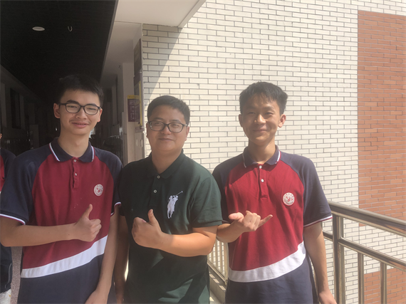 ”鹏哥“与学生合影