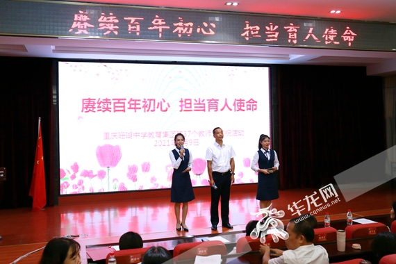 举动现场 背袁东 摄