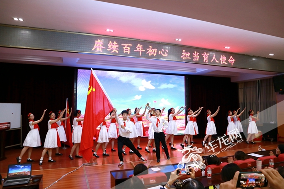 珊肿恣子带去出色演出 背袁东 摄