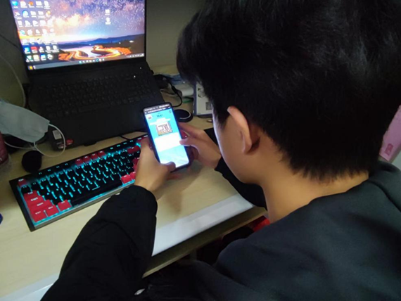 图片7 重庆城市科技学院学生在寝室答题 学校供图 华龙网发