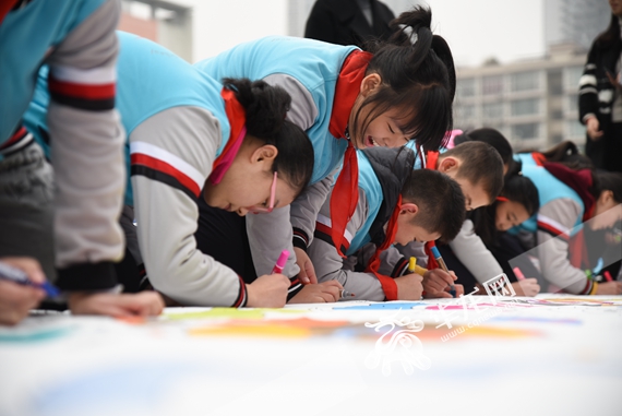 首届梦想节师生手绘百米梦想画卷