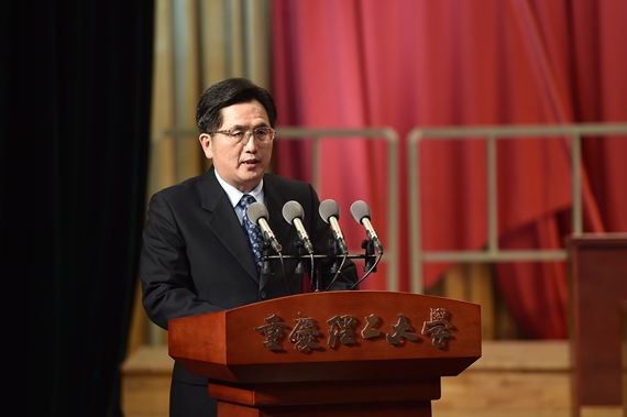 重庆理工大学党委副书记张晓洪主持开幕会.学校供图 华龙网发