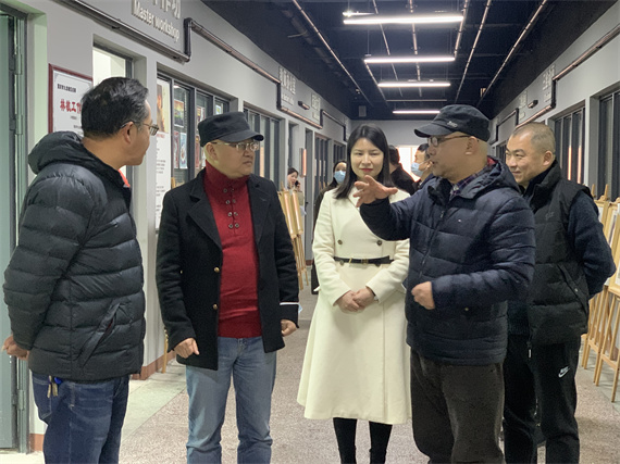 3窦晓明处长听取林敏介绍学校动漫专业发展情况