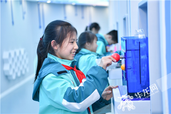 7学生体验科创项目 周涛 摄