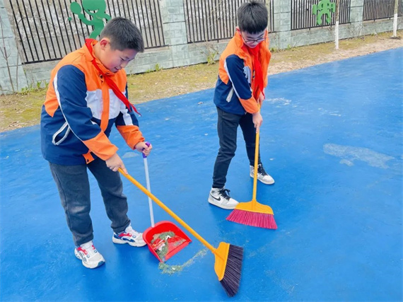 5学生主动维护校园环境 学校供图 华龙网发