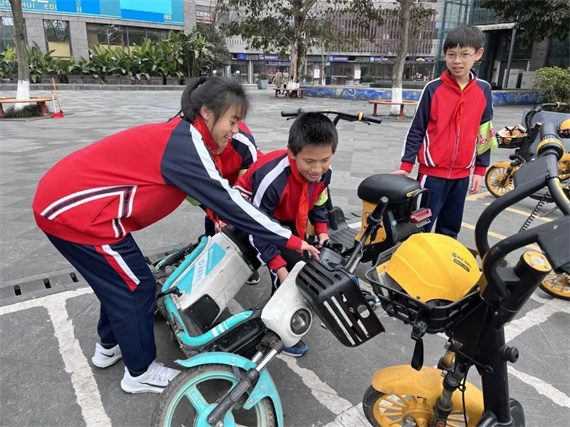 4学生整理共享单车 学校供图 华龙网发