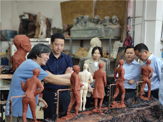 3学校老师张俊德介绍师生雕塑作品 学校供图 华龙网发