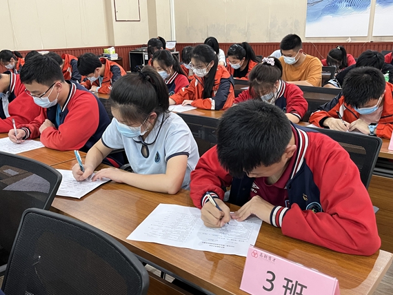 学员们参加考试 学校供图 华龙网发