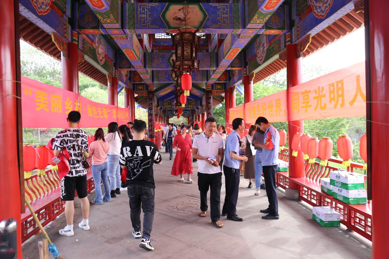 群众参与禁毒游园会 (4)