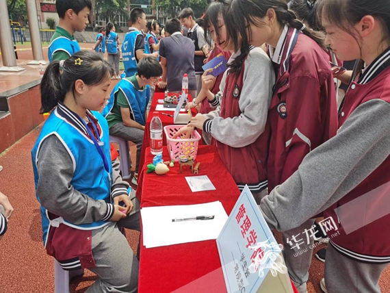 学生们”勇闯魔法学院“ 聂龙江摄