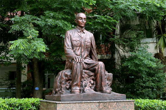 卢作孚雕像  学校供图 华龙网发