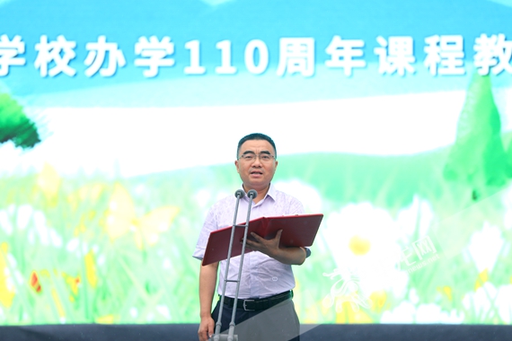 南岸区教育工委书记、区教委主任李智致辞 李晓慧 摄