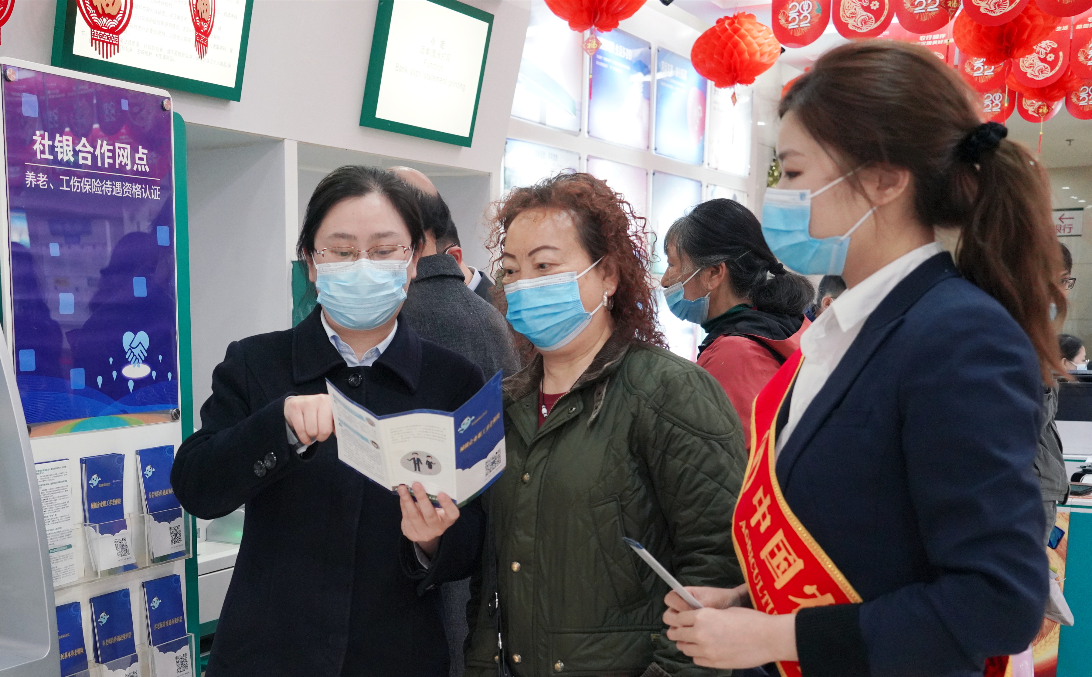 3.11社保工作人员到社银合作网点为群众服务。