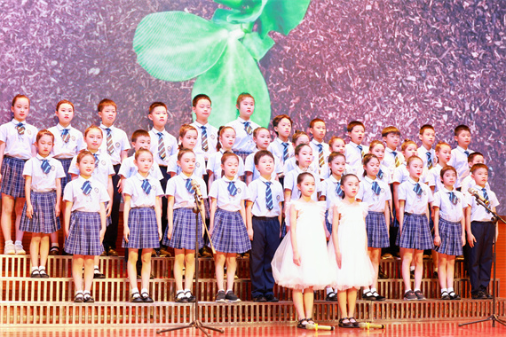 学生合唱表演 学校供图 华龙网发