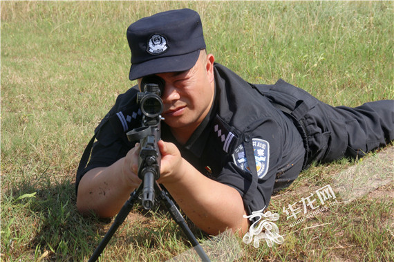 张登前进行射击训练