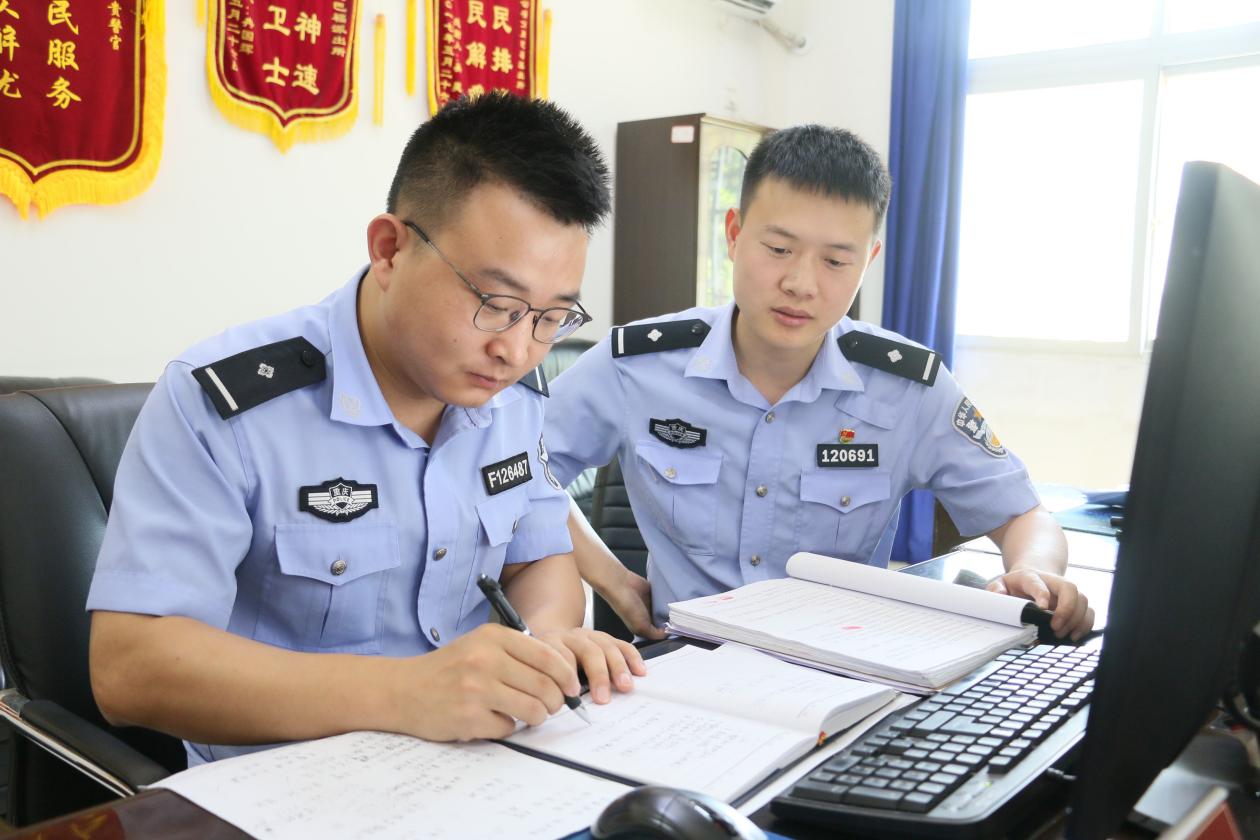 和同事一起工作