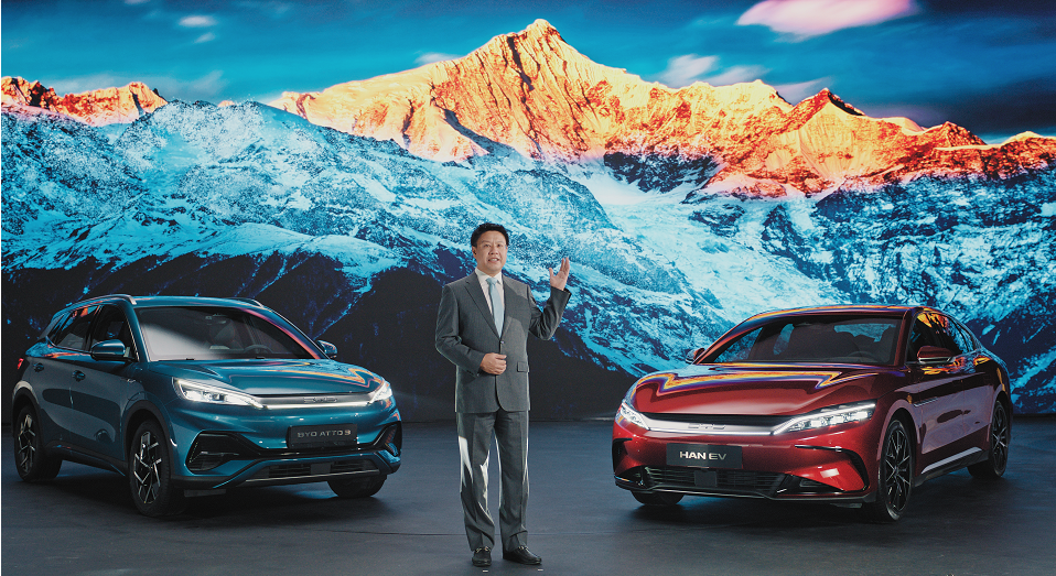 图片包含 汽车, 路, 户外, 男人
描述已自动生成