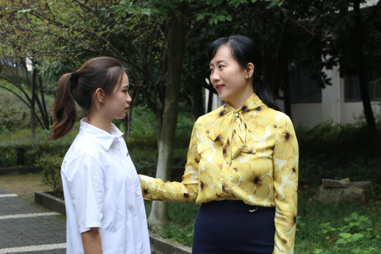三尺讲坛守初心,我与重二师共成长丨刘冬梅:用爱构建美好师生关系,以专业引领学生成长-华龙网
