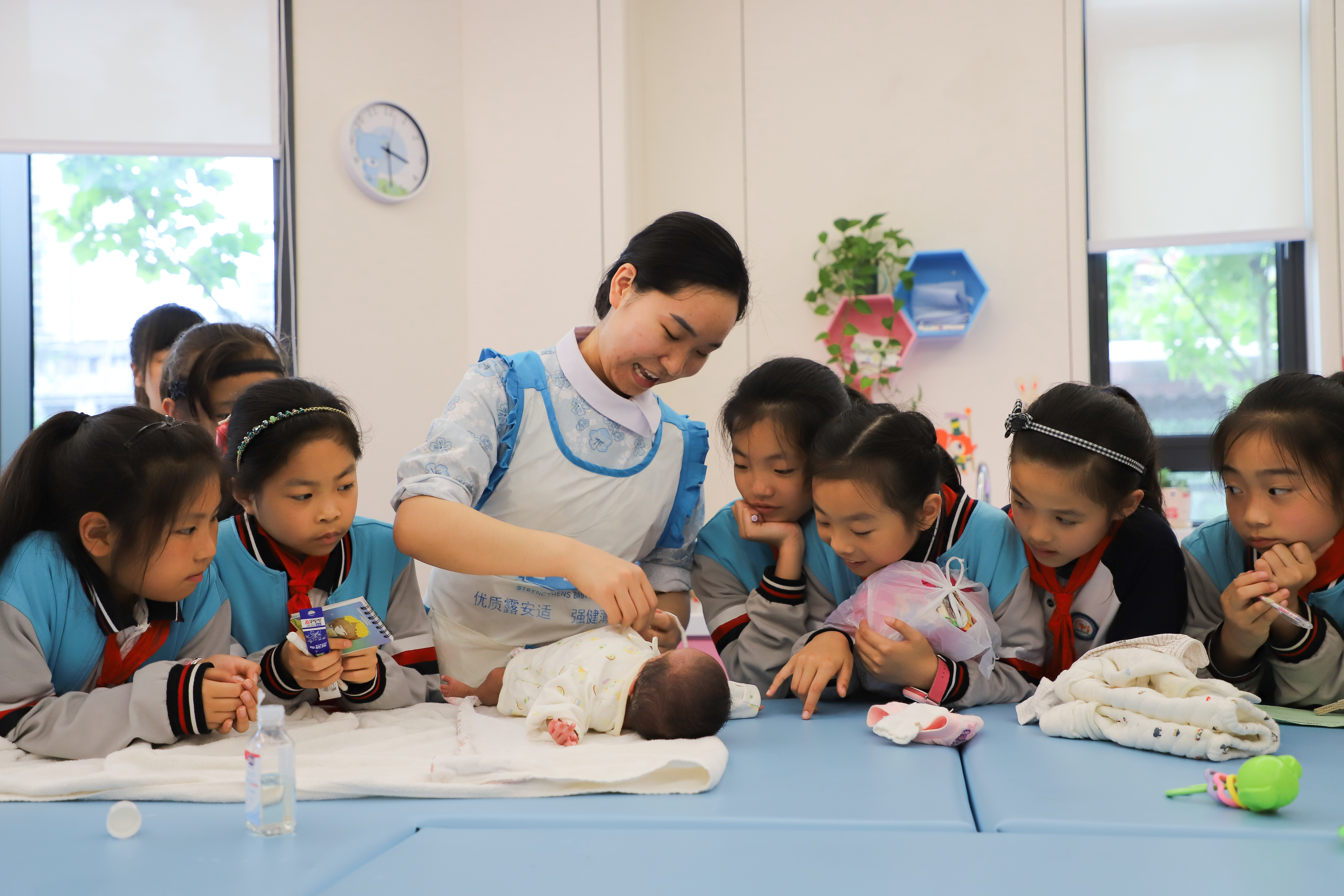 龙山小学《我看72行》社会实践活动走进重庆市妇幼保健院和小宝宝亲密接触