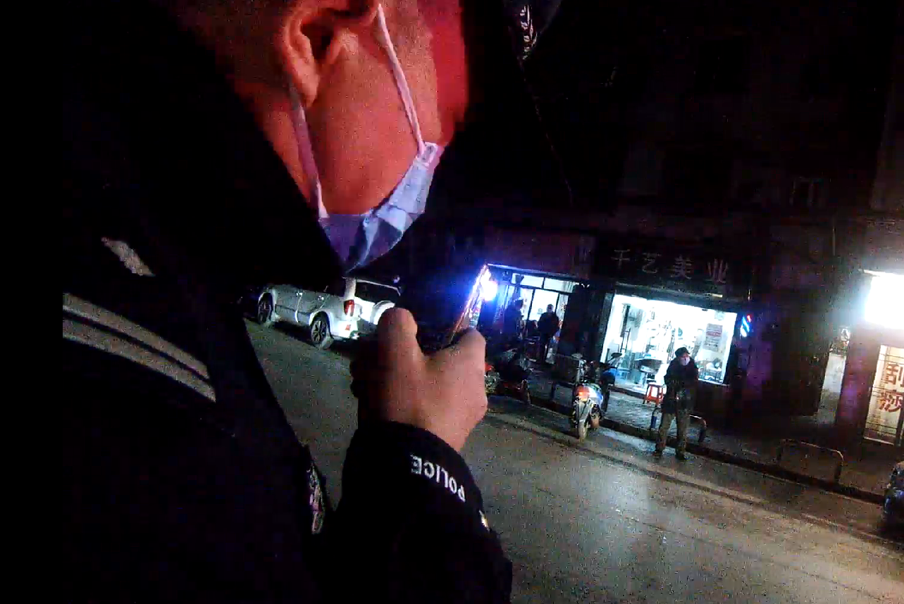 民警耐心与吴女士沟通2