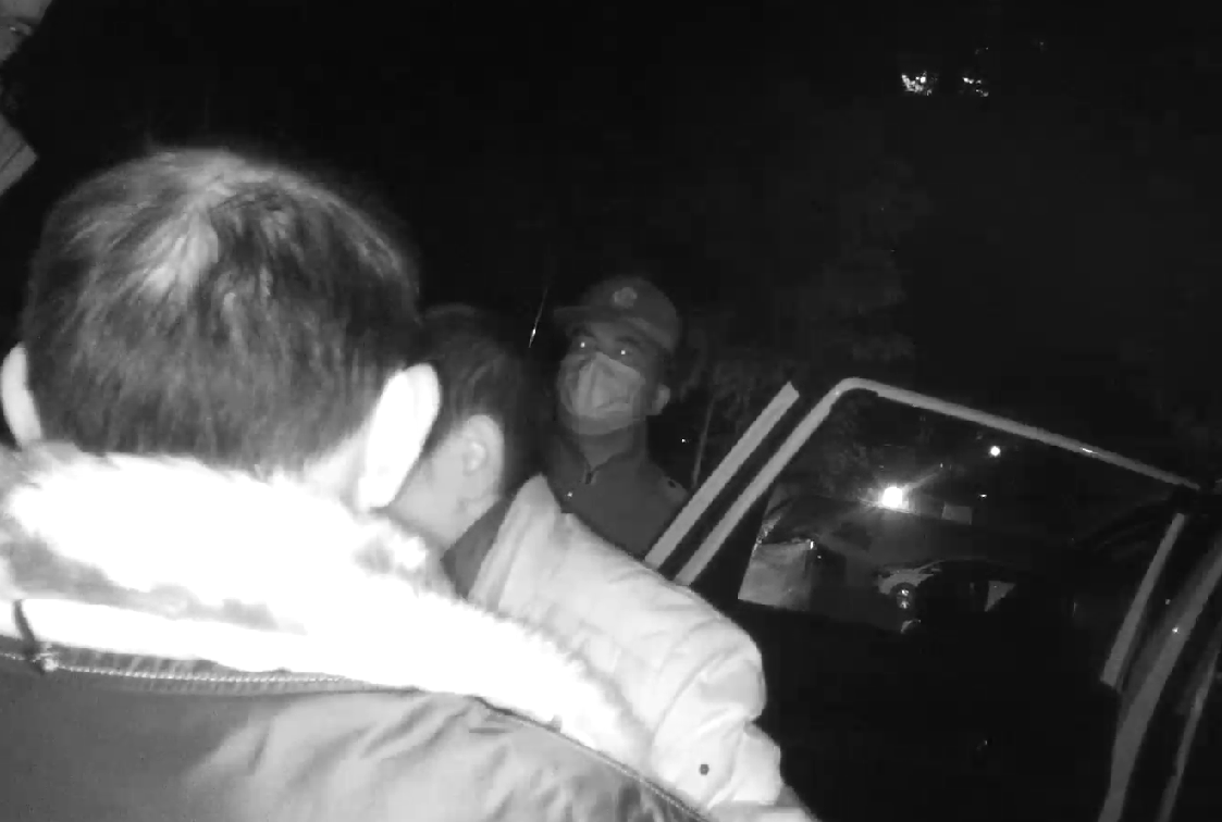 民警送其回小区交到保安大哥手中副本