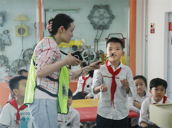 学生积极回答问题。学校供图 华龙网发