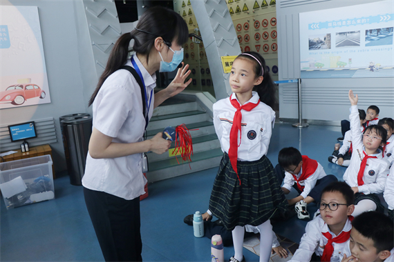 学生互动。学校供图 华龙网发