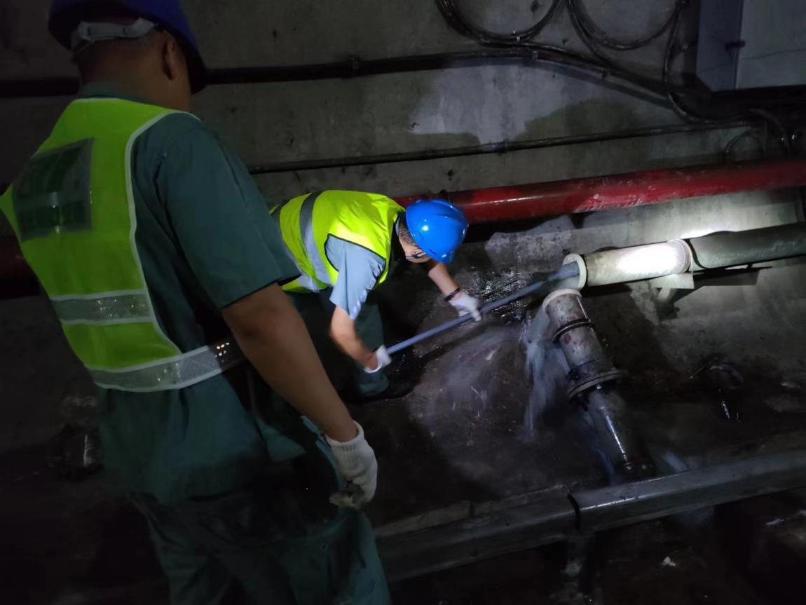 王润全和龚汉军在清理区间排水管内淤泥杂物 运营四公司刘金涛06471