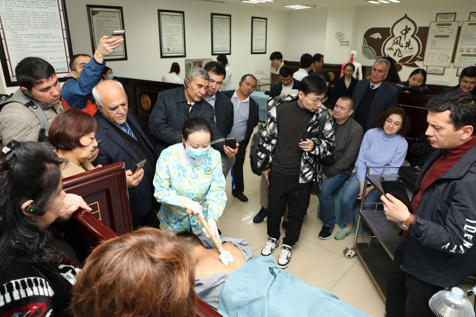 “丝路项目”乌兹别克斯坦传统医学学员赴江津区中医院进行实践教学