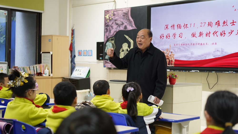 南坪实验小学原校长、南岸区银龄红色基因宣讲团成员施毅来到学校2